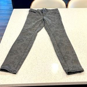 Simply Vera Vera Wang skinny jeans size 6, dark grey with gold metallic roses